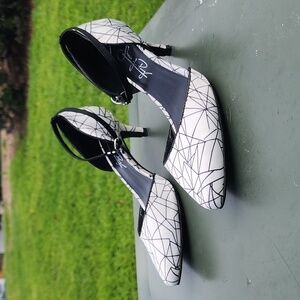 Shoes of Prey Black and white geometric design Ankle Strap Sandals Size 37